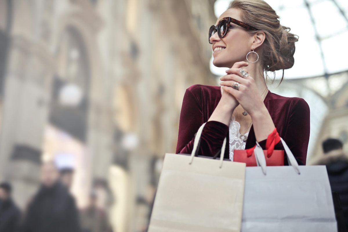 Mujer feliz comprando en centro comercial elegante