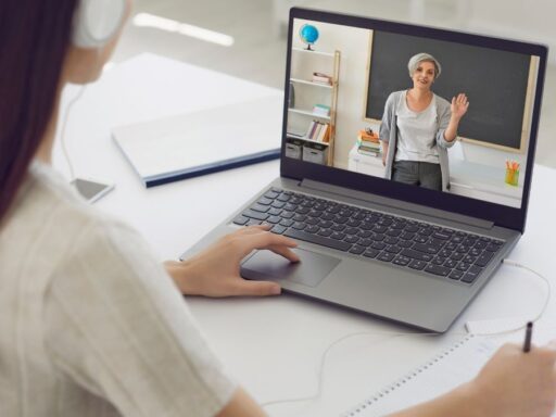 Estudiante tomando clase en línea con laptop