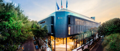 Edificio moderno de la EBC en Ciudad de México