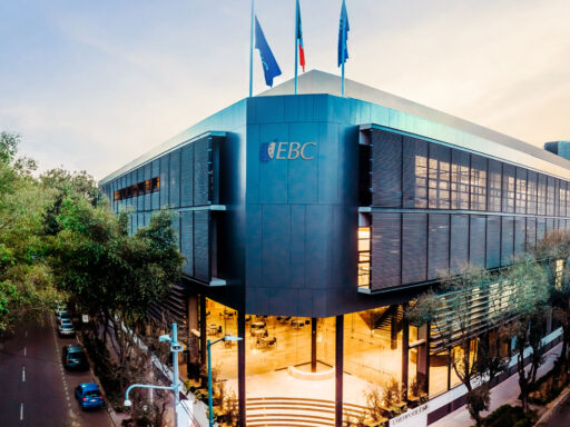 Edificio moderno de la EBC en Ciudad de México