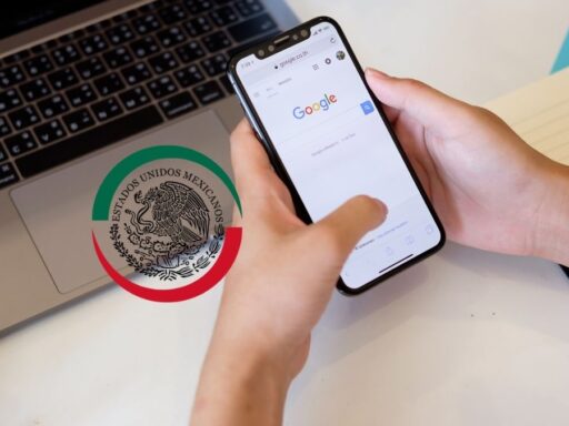 Persona usando Google en celular frente a laptop