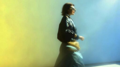 Mujer con atuendo moderno caminando iluminada