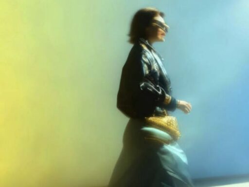 Mujer con atuendo moderno caminando iluminada