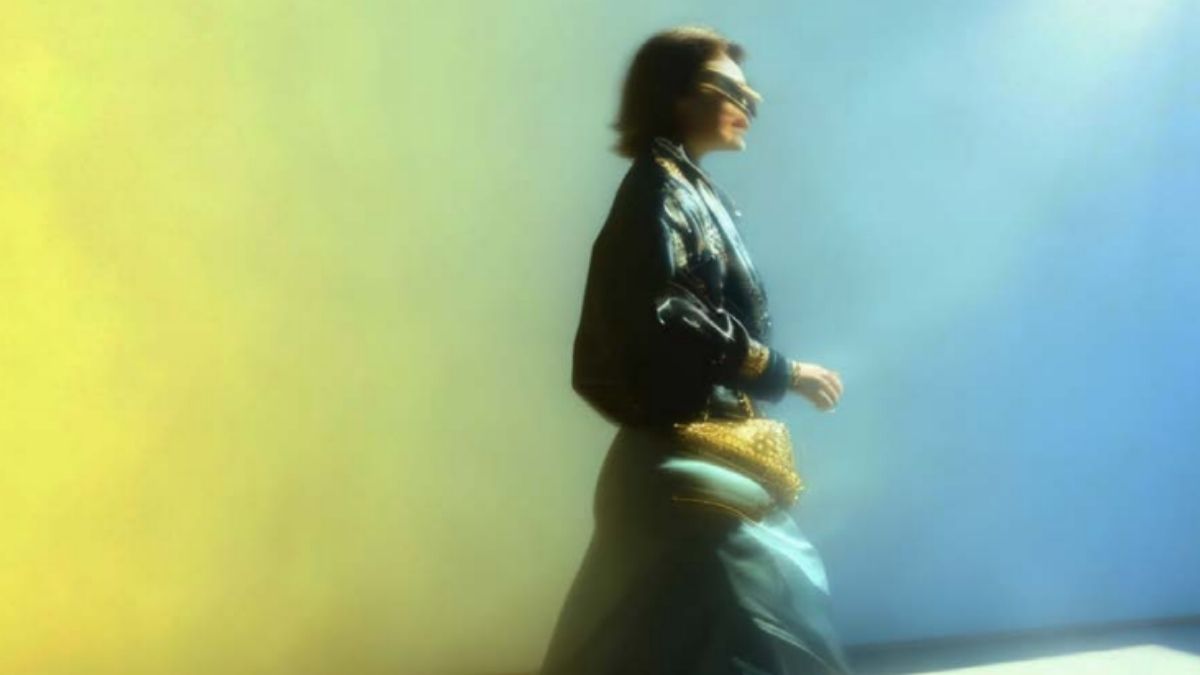 Mujer con atuendo moderno caminando iluminada