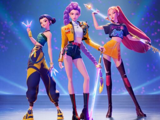 Tres personajes animados posando con luces brillantes