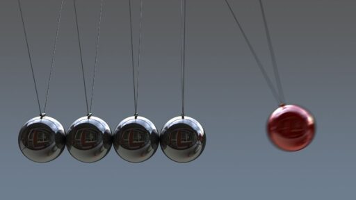 Péndulo de Newton con esferas metálicas en movimiento