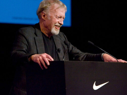 Persona hablando en podio con logotipo de Nike