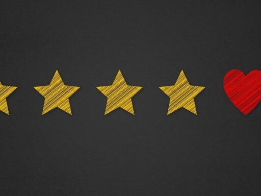 Cuatro estrellas doradas y un corazón rojo