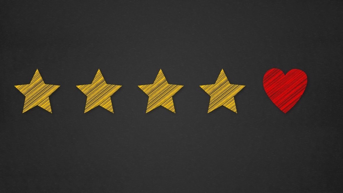 Cuatro estrellas doradas y un corazón rojo