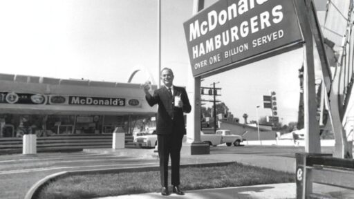 Antiguo restaurante McDonald's con cartel de hamburguesas.