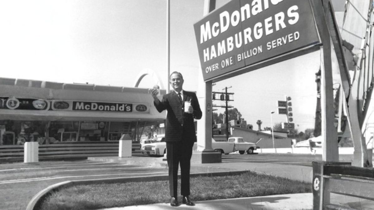 Antiguo restaurante McDonald's con cartel de hamburguesas.
