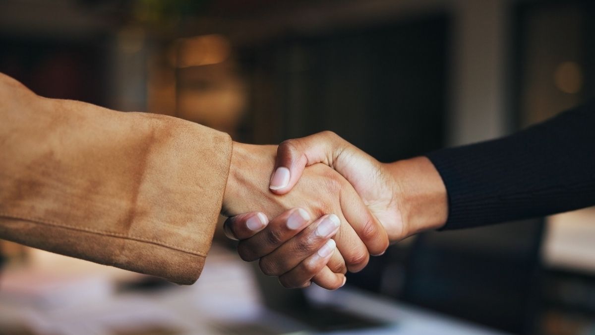 Manos dando un apretón de manos profesional