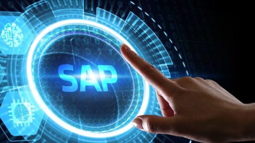 Persona tocando pantalla digital con logo SAP