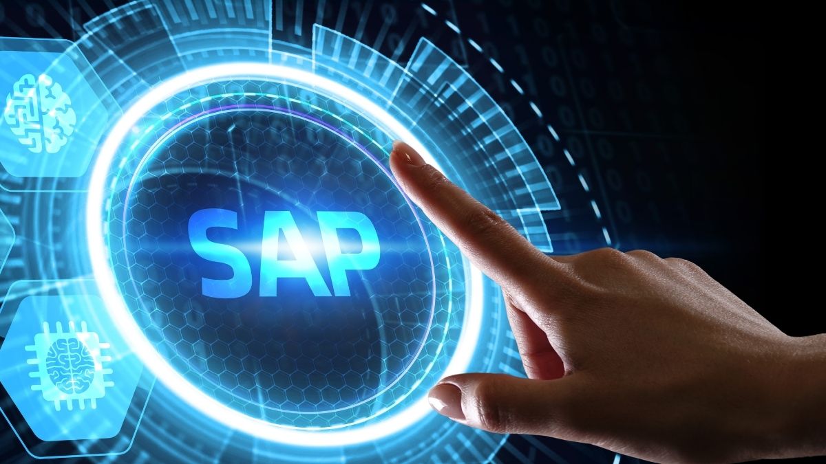 Persona tocando pantalla digital con logo SAP