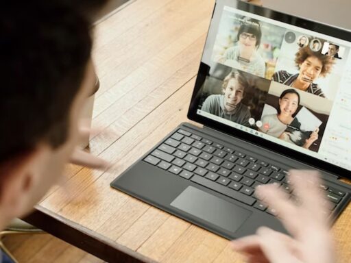 Videollamada grupal en computadora portátil