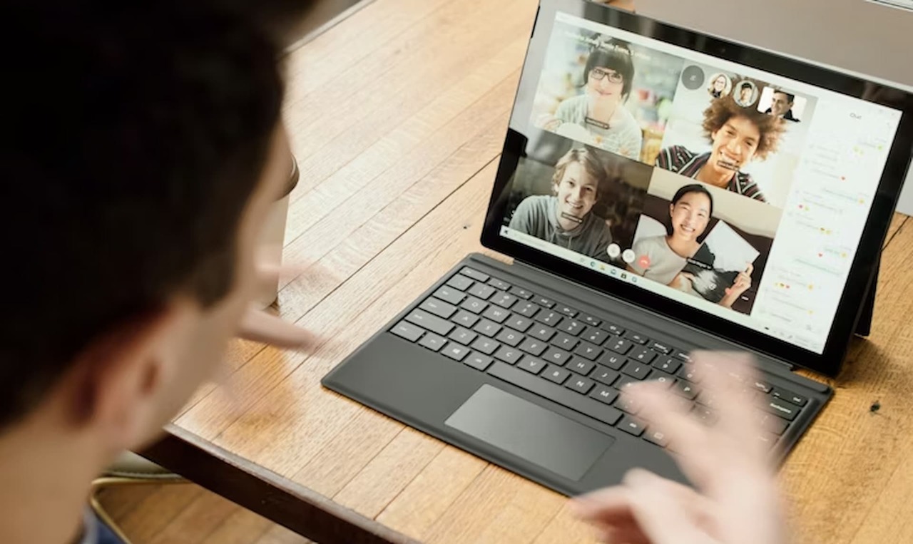 Videollamada grupal en computadora portátil