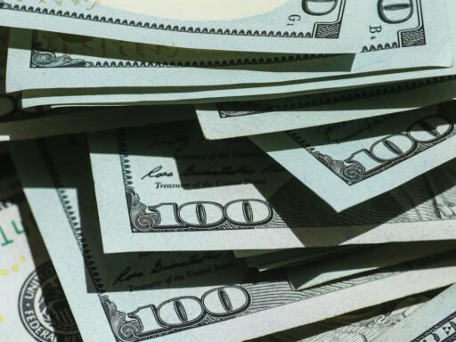 Billetes de cien dólares estadounidenses apilados