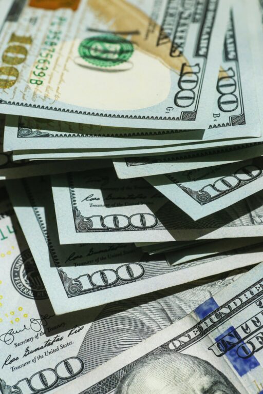 Billetes de cien dólares estadounidenses apilados