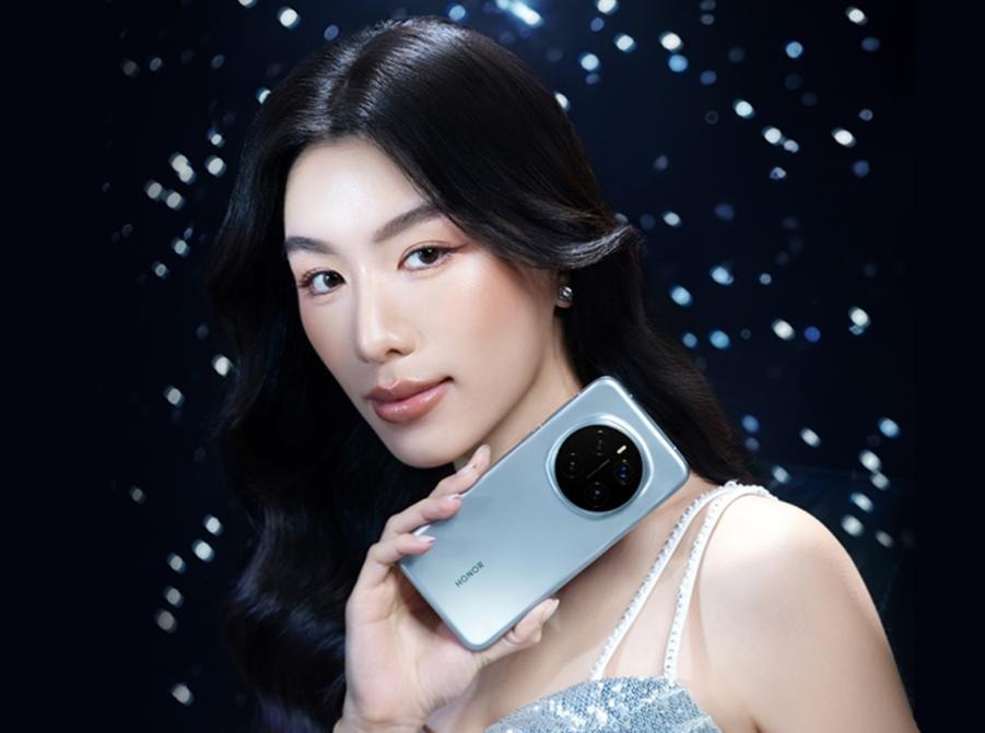 Persona mostrando teléfono Honor plateado