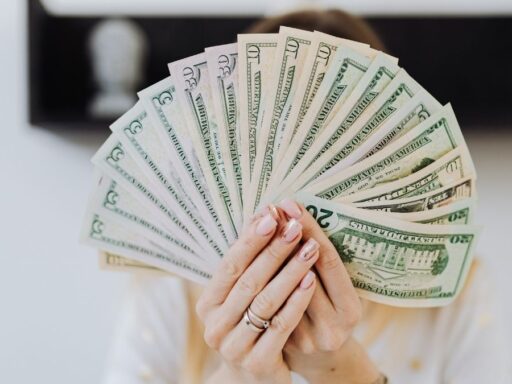 Persona sosteniendo billetes de dólares estadounidenses