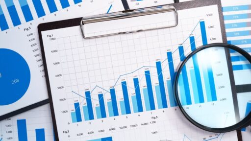Gráficas financieras y lupa sobre informes económicos