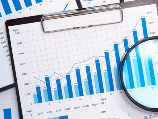 Gráficas financieras y lupa sobre informes económicos