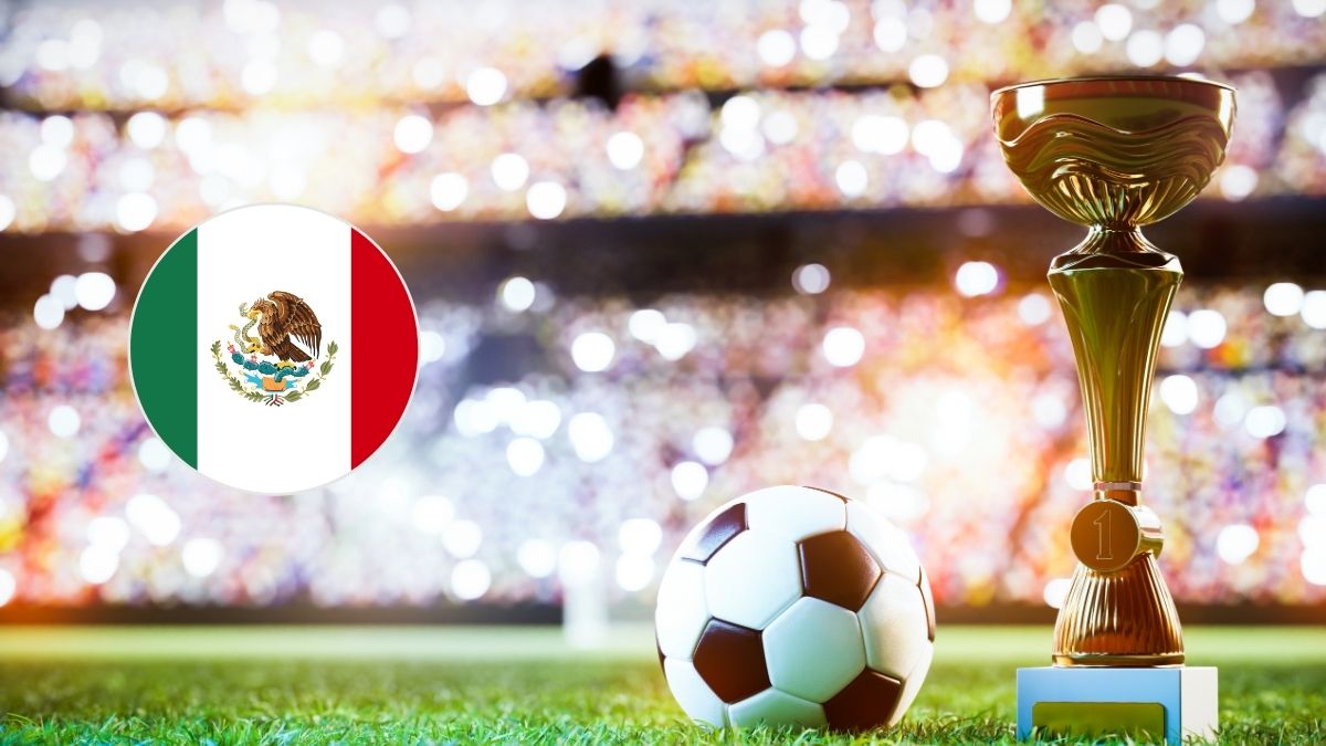 Trofeo y balón de fútbol con bandera de México