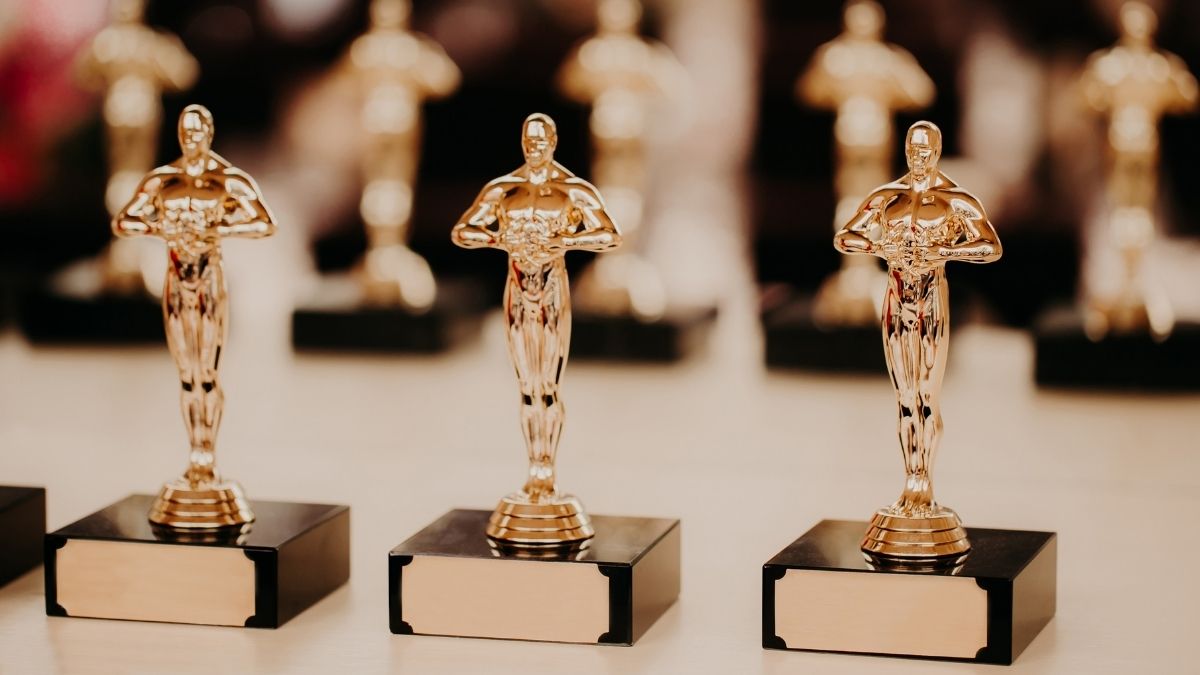 Trofeos dorados de premiación en una mesa