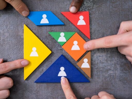 Trabajo en equipo con piezas coloridas