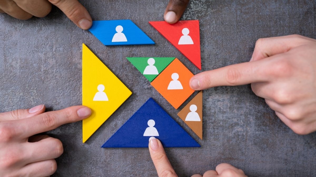 Trabajo en equipo con piezas coloridas