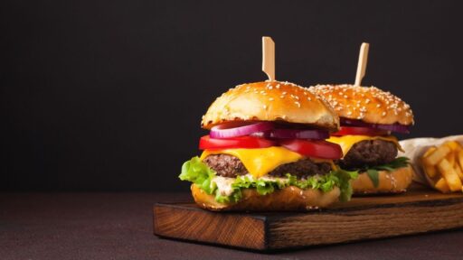 Hamburguesas con queso y papas fritas