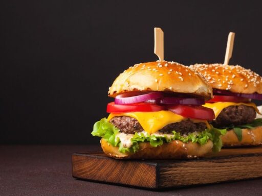 Hamburguesas con queso y papas fritas