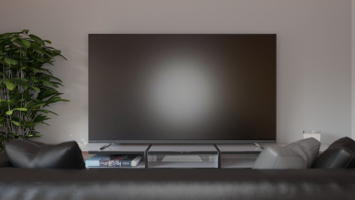 Televisor moderno en sala minimalista con sofá gris