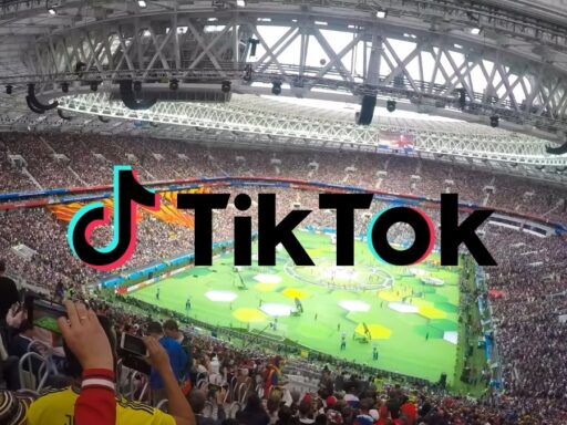 Estadio lleno con logo de TikTok al centro