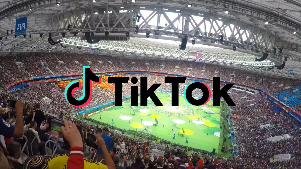 Estadio lleno con logo de TikTok al centro
