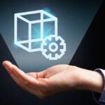 Mano mostrando holograma de cubo y engranaje tecnológico