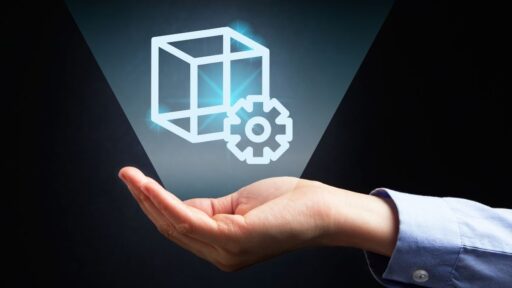 Mano mostrando holograma de cubo y engranaje tecnológico