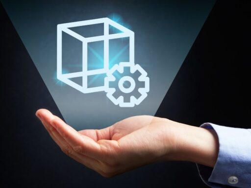 Mano mostrando holograma de cubo y engranaje tecnológico